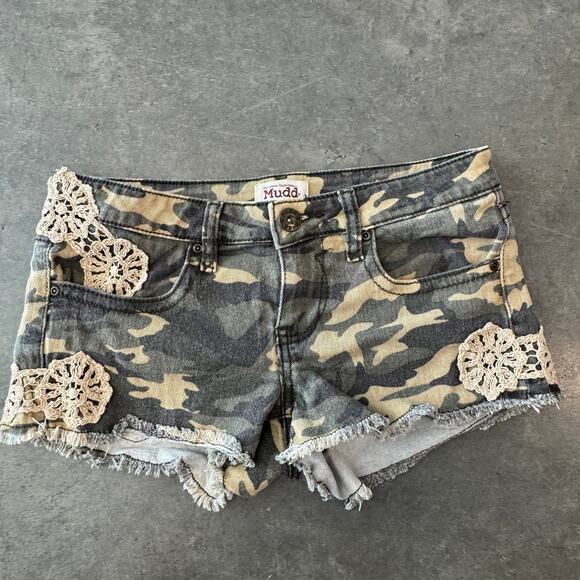Vintage Pants - Vintage Y2K Army Mudd Camoflauge Floral Fringe Graphic Shorts Cropped 7 Lace 29